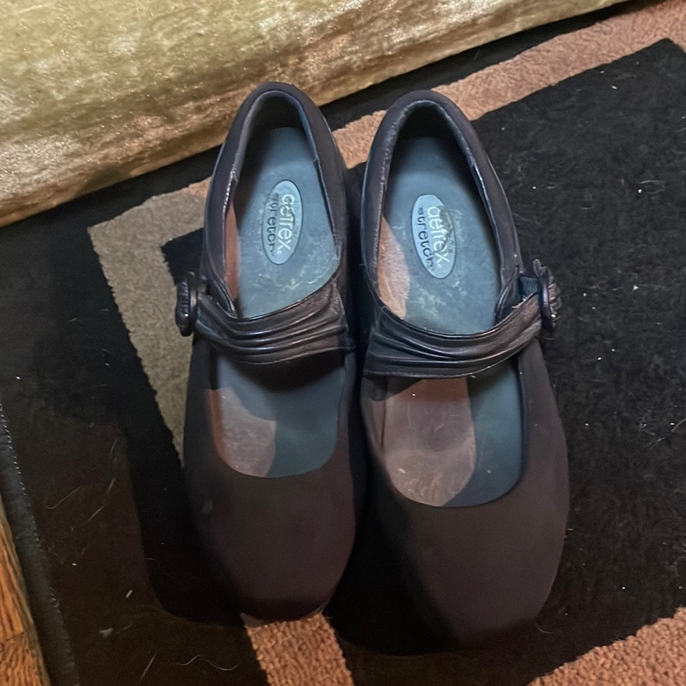 Black stretchy sleek shoe with 1”wedge heel